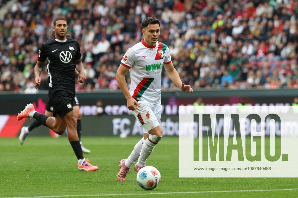 Fabian Rieder 32 (FC Augsburg), FC Augsburg vs. VfL Wolfsburg, Fussball, 1. Bundesliga, 6. Spieltag, 04.10.2025 DFB regulations prohibit any use of photographs as image sequences and or quasi-video Augsburg Bayern Deutschland