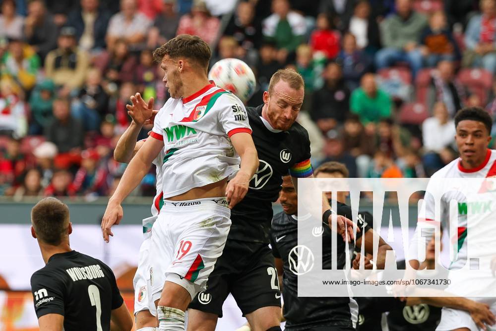 Im Zweikampf, Aktion, mit Robin Fellhauer 19 (FC Augsburg), Maximilian Arnold 27 (VfL Wolfsburg), FC Augsburg vs. VfL Wolfsburg, Fussball, 1. Bundesliga, 6. Spieltag, 04.10.2025 DFB regulations prohibit any use of photographs as image sequences and or quasi-video Augsburg Bayern Deutschland
