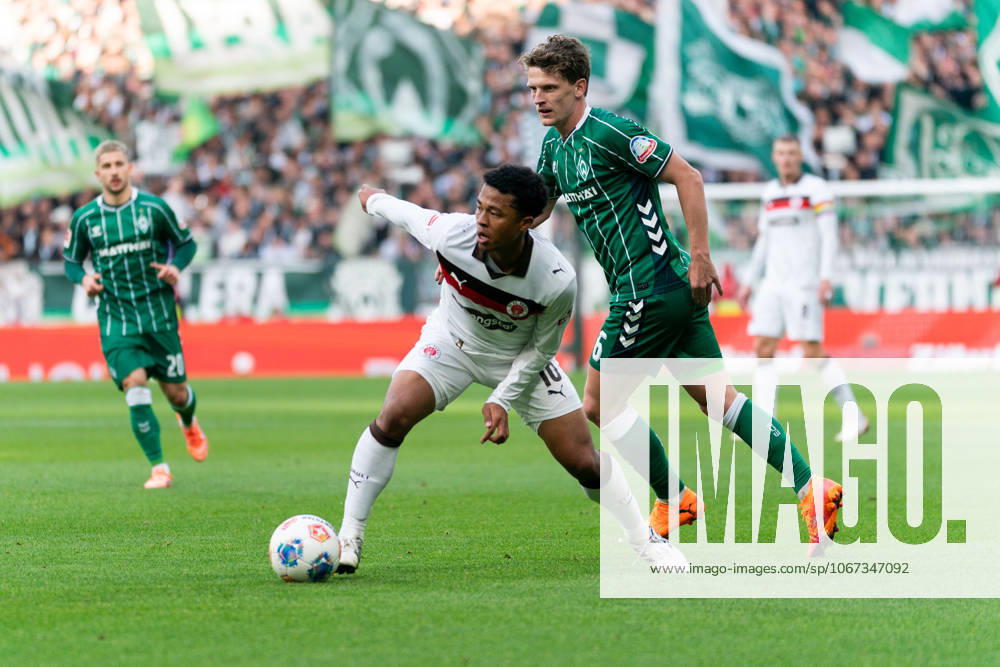 Joel Chima Fujita (FC St. Pauli, 16) im Dribbling gegen Jens Stage (SV Werder Bremen, 06), GER, SV Werder Bremen vs FC St. Pauli, Fussball, Bundesliga, Spieltag 6, Saison 2025 2026, 04.10.2025 DFL REGULATIONS PROHIBIT ANY USE OF PHOTOGRAPHS AS IMAGE SEQUENCES AND OR QUASI-VIDEO GER, SV Werder Bremen vs FC St. Pauli, Fussball, Bundesliga, Spieltag 6, Saison 2025 2026, 04.10.2025 Bremen