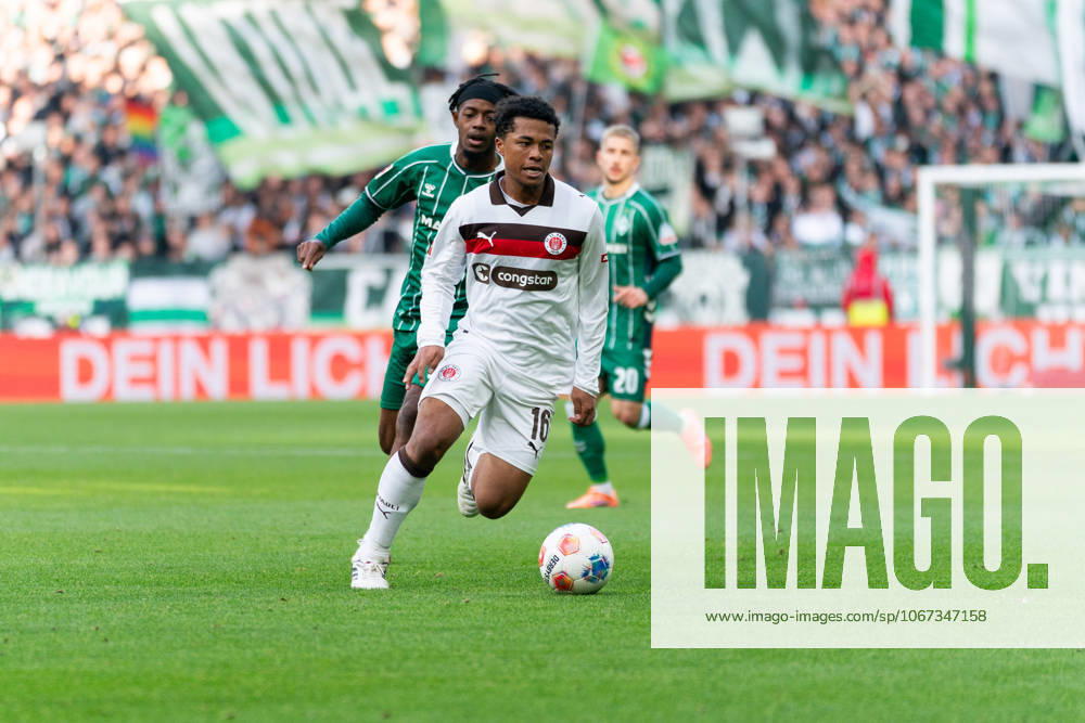 Joel Chima Fujita (FC St. Pauli, 16) im Dribbling, GER, SV Werder Bremen vs FC St. Pauli, Fussball, Bundesliga, Spieltag 6, Saison 2025 2026, 04.10.2025 DFL REGULATIONS PROHIBIT ANY USE OF PHOTOGRAPHS AS IMAGE SEQUENCES AND OR QUASI-VIDEO GER, SV Werder Bremen vs FC St. Pauli, Fussball, Bundesliga, Spieltag 6, Saison 2025 2026, 04.10.2025 Bremen
