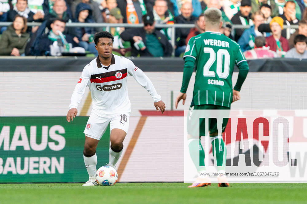 Joel Chima Fujita (FC St. Pauli, 16) im Dribbling gegen Romano Schmid (SV Werder Bremen, 20), GER, SV Werder Bremen vs FC St. Pauli, Fussball, Bundesliga, Spieltag 6, Saison 2025 2026, 04.10.2025 DFL REGULATIONS PROHIBIT ANY USE OF PHOTOGRAPHS AS IMAGE SEQUENCES AND OR QUASI-VIDEO GER, SV Werder Bremen vs FC St. Pauli, Fussball, Bundesliga, Spieltag 6, Saison 2025 2026, 04.10.2025 Bremen