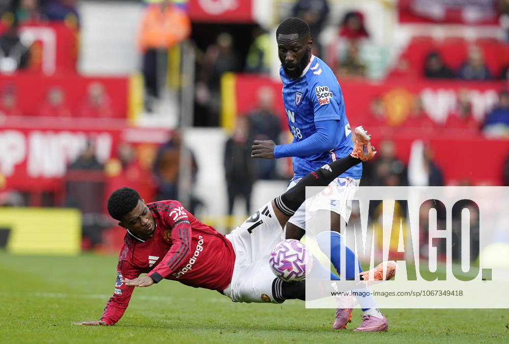 Manchester, England, 4th October 2025. Amad Diallo of Manchester United, ManU (L) is challenged by Arthur Masuaku of Sunderland during the Manchester United vs Sunderland Premier League match at Old Trafford, Manchester. Picture credit should read: Andrew Yates Sportimage . SPI_022_AY_MAN_UTD_SUN SPI-4195-0022