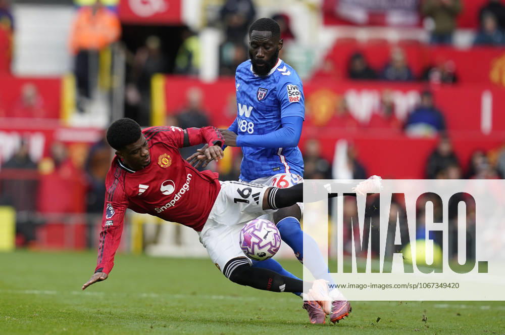 Manchester, England, 4th October 2025. Amad Diallo of Manchester United, ManU (L) is challenged by Arthur Masuaku of Sunderland during the Manchester United vs Sunderland Premier League match at Old Trafford, Manchester. Picture credit should read: Andrew Yates Sportimage . SPI_023_AY_MAN_UTD_SUN SPI-4195-0023
