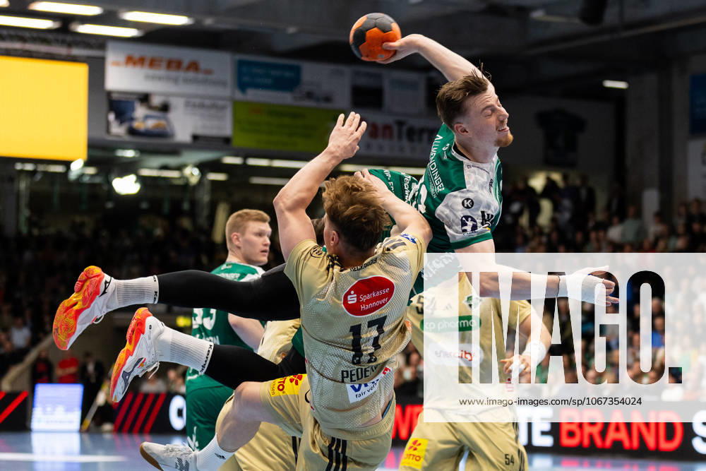 Erik PERSSON (FRISCH AUF! Goeppingen, 22) erzielt ein Tor, Aktion, Torwurf FRISCH AUF! Goeppingen (FAG) vs. TSV Hannover-Burgdorf (HAN), Handball, Maenner, Daikin Handball Bundesliga (HBL), 7. Spieltag, Spielzeit 2025 2026, 04.10.2025 FRISCH AUF! Goeppingen (FAG) vs. TSV Hannover-Burgdorf (HAN), Handball, Maenner, Daikin Handball Bundesliga (HBL), 7. Spieltag, Spielzeit 2025 2026, 04.10.2025 Goeppingen