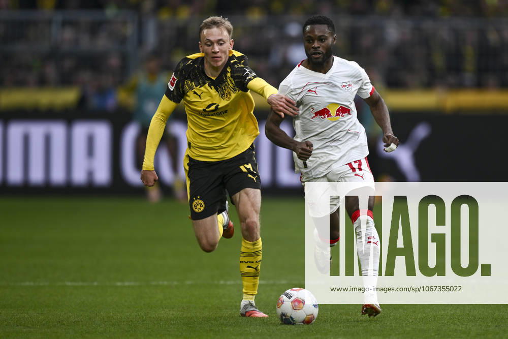 V. li. im Zweikampf Maximilian Beier (Dortmund 14) Ridle Baku (Leipzig 17) 04.10.2025 Fussball Borussia Dortmund vs RB Leipzig, Signal Iduna Park, Dortmund, DFB DFL REGULATIONS PROHIBIT ANY USE OF PHOTOGRAPHS AS IMAGE SEQUENCES AND OR QUASI-VIDEO