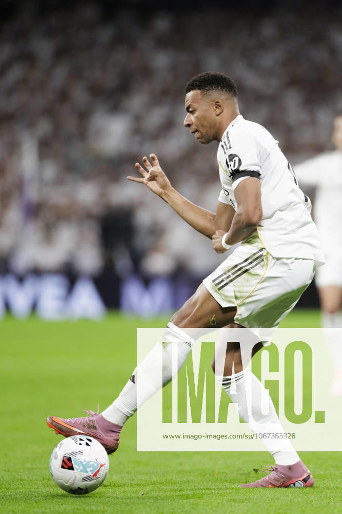 LA LIGA EA Sports - Real Madrid vs Villarreal MADRID, SPAIN - October 4: Kylian Mbappe of Real Madrid in action during the La Liga 2025 26 match between Real Madrid and Villarreal at Santiago Bernabeu Stadium. (Photo by Guille Martinez f22photo) Madrid Santiago Bernabeu Stadium Spain