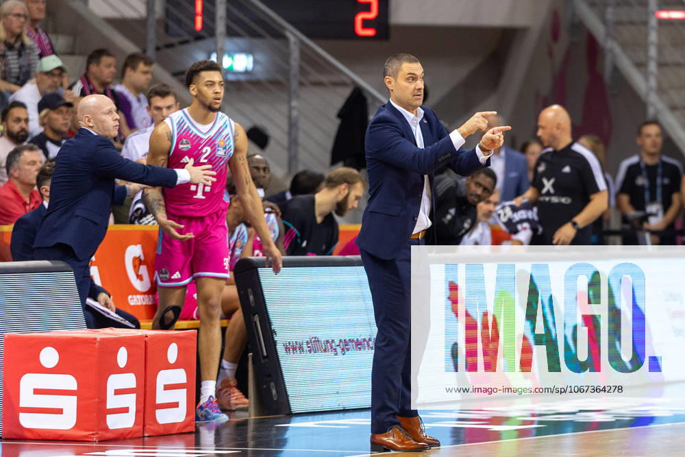 Marko Stankovic (Telekom Baskets Bonn, Headcoach) gibt Anweisungen, Alijah Comithier (Telekom Baskets Bonn, 02), Lionel˽Bosco (Telekom Baskets Bonn, Assistent-Coach) Telekom Baskets Bonn vs. EWE Baskets Oldenburg, Basketball, easy Credit BBL, 03. Spieltag, 2025 2026, 04.10.2025 Telekom Baskets Bonn vs. EWE Baskets Oldenburg, easy Credit BBL, 03. Spieltag, 2025 2026, 04.10.2025 Bonn