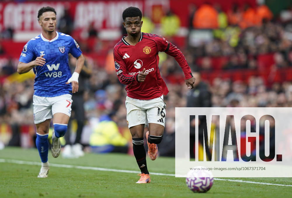 Manchester, England, 4th October 2025. Amad Diallo of Manchester United, ManU (R) is challenged by Chemsdine Talbi of Sunderland during the Manchester United vs Sunderland Premier League match at Old Trafford, Manchester. Picture credit should read: Andrew Yates Sportimage . SPI_056_AY_MAN_UTD_SUN SPI-4195-0052