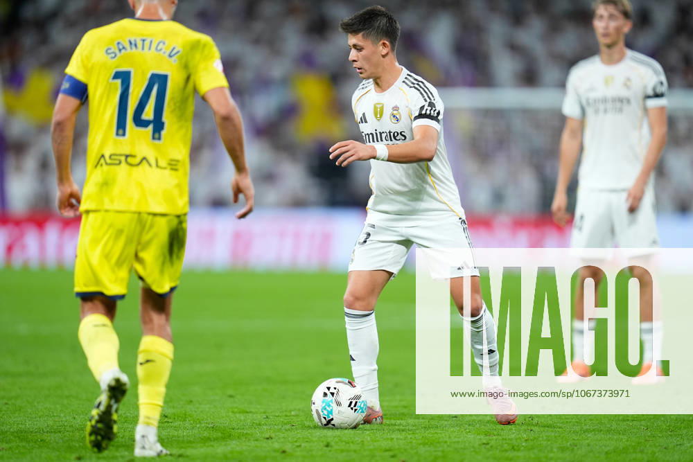 Arda Guler of Real Madrid CF in action during the Spanish League, LaLiga EA Sports, football match played between Real Madrid and Villarreal CF at Santiago Bernabeu stadium on October 04, 2025, in Madrid, Spain. Madrid Spain - ZUMAa181 20251004_zaa_a181_336