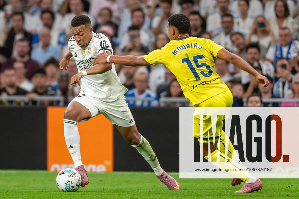 Real Madrid CFs Kylian Mbappe (l) and Villarreal CF s Santiago Mourino during La Liga match. October 4, 2025. (2025100485)