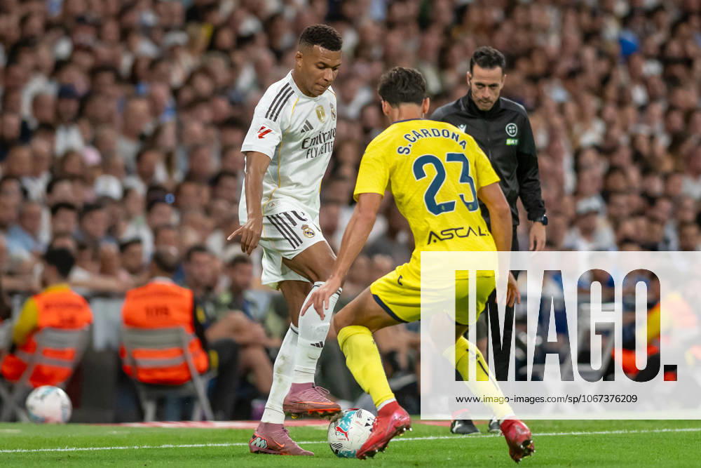 Real Madrid CFs Kylian Mbappe (l) and Villarreal CF s Sergi Cardona during La Liga match. October 4, 2025. (2025100491)