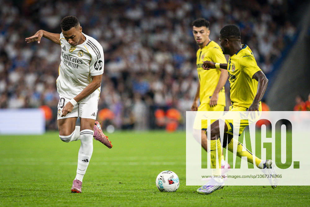 Real Madrid CFs Kylian Mbappe (l) and Villarreal CF s Thomas Partey during La Liga match. October 4, 2025. (2025100413)