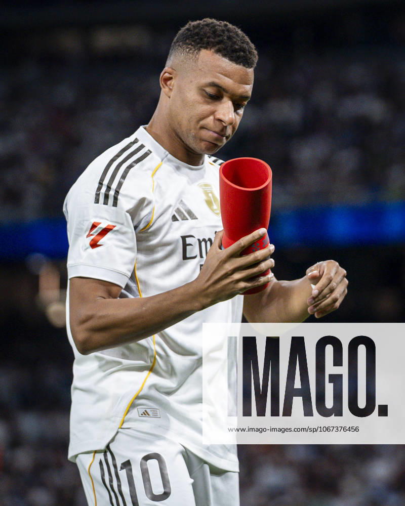 REAL MADRID CF v VILLARREAL CF. LA LIGA 2025 2026. ROUND 8. Real Madrid CFs Kylian Mbappe celebrates the MVP of September during La Liga match. October 4, 2025. (ALTERPHOTOS Toni Garrido) MadridSpain