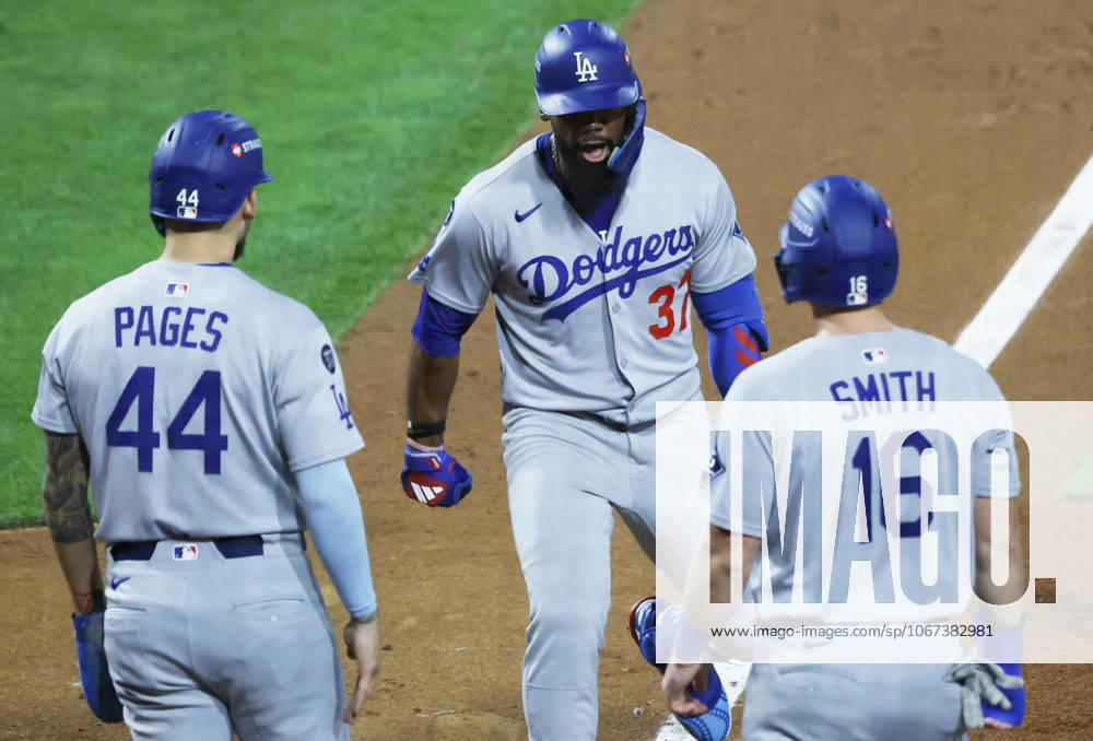 Los Angeles Dodgers Teoscar Hernandez (37) celebrates with Andy Pages (44) and Will Smith (16) after knocking them in with a three-run home run in the seventh inning against the Philadelphia Phillies during game one of the MLB, Baseball Herren, USA National League Division Series at Citizens Bank Park in Philadelphia on Saturday, October 4, 2025. PHI20251004833 LAURENCExKESTERSON