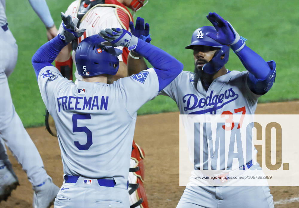 Los Angeles Dodgers Teoscar Hernandez (37) celebrates with Freddie Freeman after hitting a three-run home run in the seventh inning against the Philadelphia Phillies during game one of the MLB, Baseball Herren, USA National League Division Series at Citizens Bank Park in Philadelphia on Saturday, October 4, 2025. PHI20251004834 LAURENCExKESTERSON