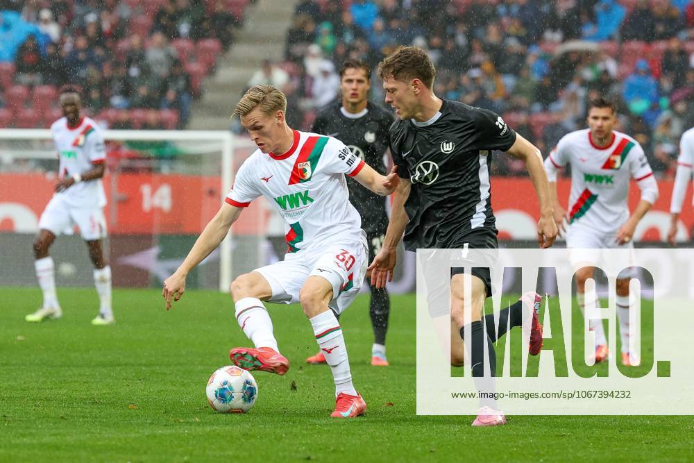 Im Zweikampf, Aktion, mit Anton Kade 30 (FC Augsburg), Andreas Skov Olsen 7 (VfL Wolfsburg), FC Augsburg vs. VfL Wolfsburg, Fussball, 1. Bundesliga, 6. Spieltag, 04.10.2025 DFB regulations prohibit any use of photographs as image sequences and or quasi-video Augsburg Bayern Deutschland