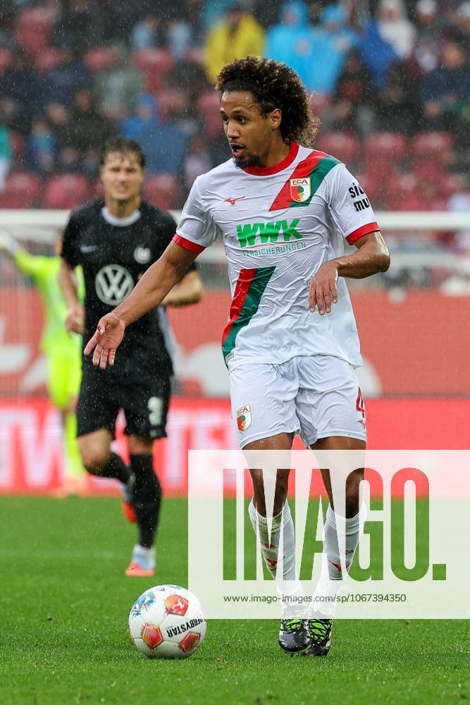 Han-Noah Massengo 4 (FC Augsburg), FC Augsburg vs. VfL Wolfsburg, Fussball, 1. Bundesliga, 6. Spieltag, 04.10.2025 DFB regulations prohibit any use of photographs as image sequences and or quasi-video Augsburg Bayern Deutschland