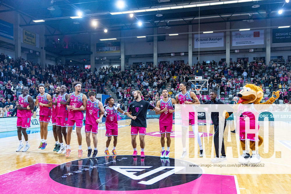 Die Mannschaft der Telekom Baskets Bonn feiert mit den Fans und dem Maskottchen Bonni den Sieg Telekom Baskets Bonn vs. EWE Baskets Oldenburg, Basketball, easy Credit BBL, 03. Spieltag, 2025 2026, 04.10.2025 Telekom Baskets Bonn vs. EWE Baskets Oldenburg, easy Credit BBL, 03. Spieltag, 2025 2026, 04.10.2025 Bonn