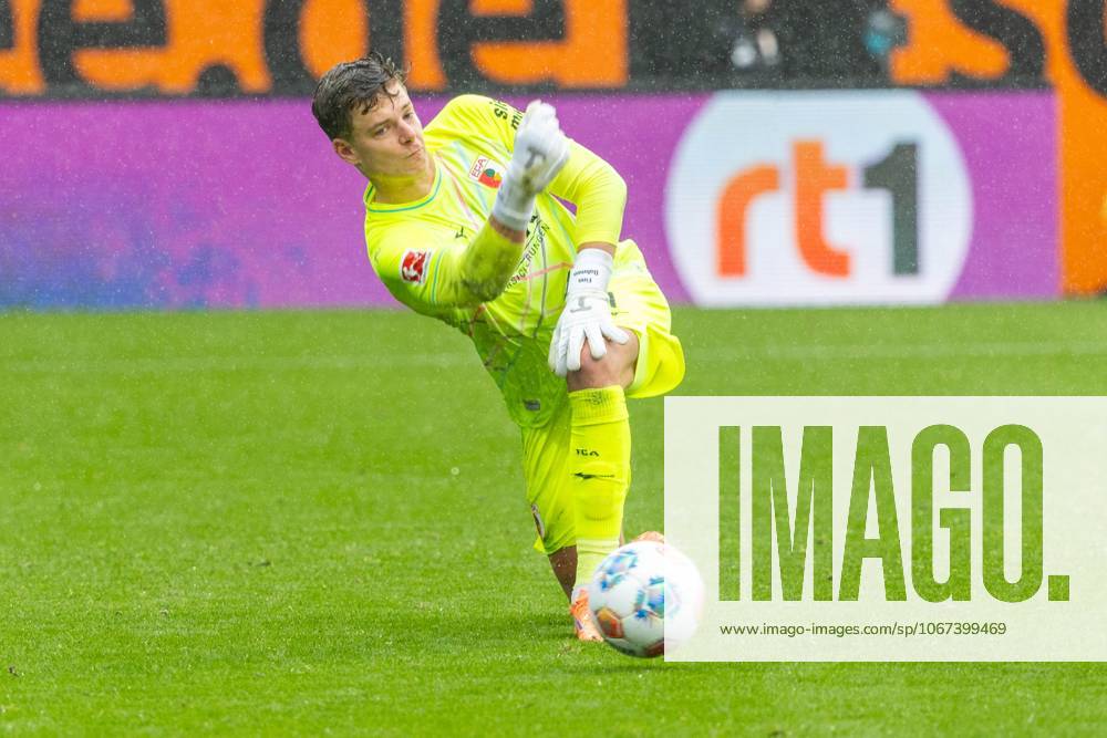 Torwart Finn Dahmen (FC Augsburg) in Aktion, FC Augsburg vs. VfL Wolfsburg, Fussball, 1. Bundesliga, 6. Spieltag, 04.10.2025 DFB regulations prohibit any use of photographs as image sequences and or quasi-video Augsburg Bayern Deutschland