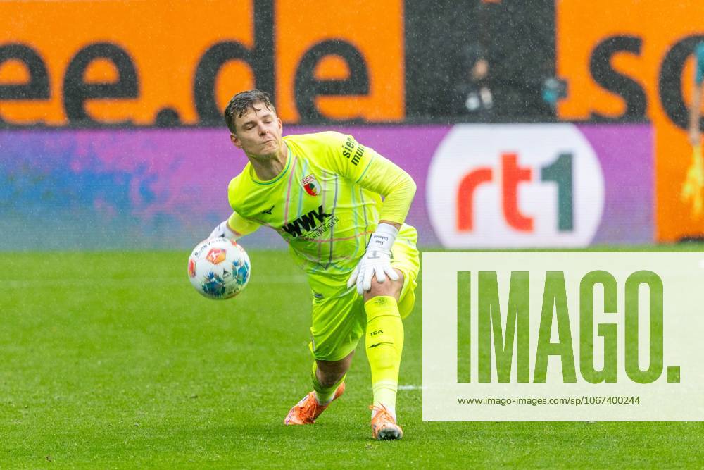 Torwart Finn Dahmen (FC Augsburg) in Aktion, FC Augsburg vs. VfL Wolfsburg, Fussball, 1. Bundesliga, 6. Spieltag, 04.10.2025 DFB regulations prohibit any use of photographs as image sequences and or quasi-video Augsburg Bayern Deutschland