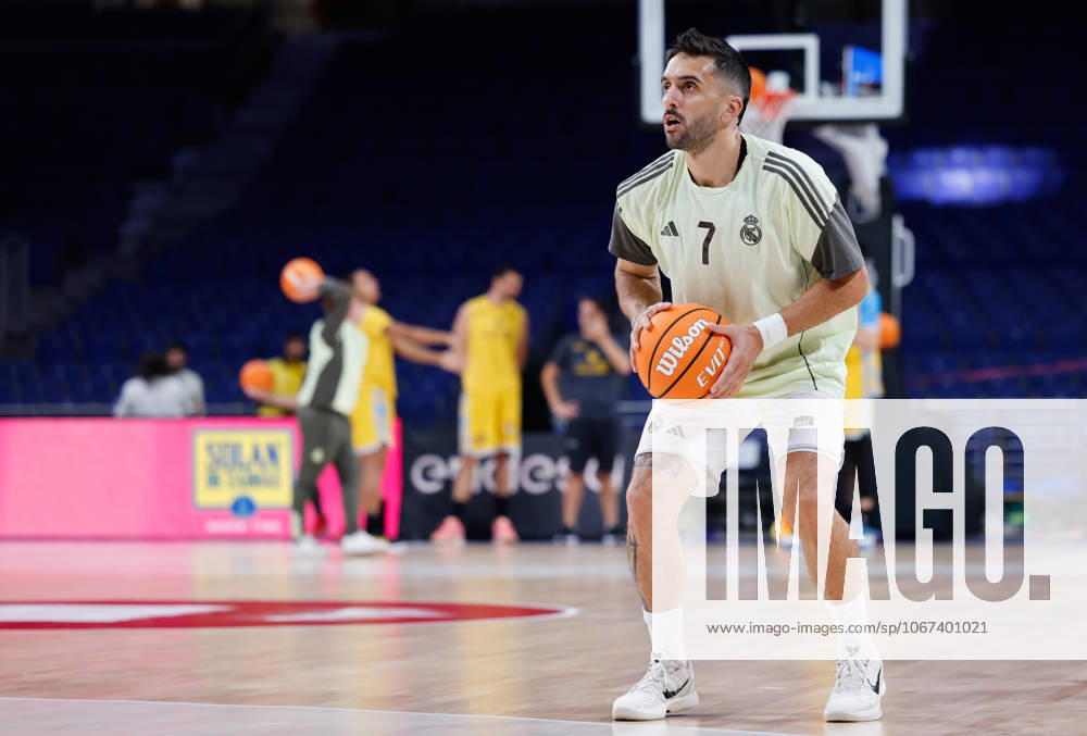 Facundo Campazzo of Real Madrid warms up during the Spanish League, Liga ACB Endesa, basketball match played between Real Madrid and Dreamland Gran Canaria at Movistar Arena on October 05, 2025, in Madrid, Spain. Madrid Spain - ZUMAa181 20251005_zaa_a181_003