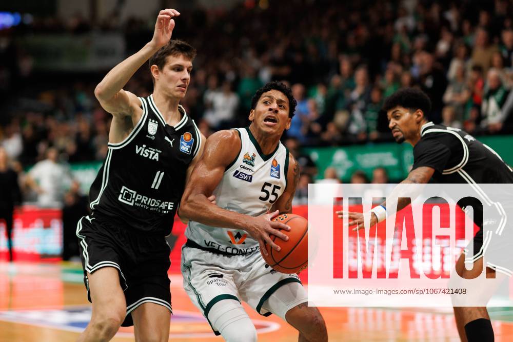 Eli Brooks (Gladiators Trier) im Zweikampf mit Richard Balint (BMA365 Bamberg Baskets) und Ibrahim Watson (BMA365 Bamberg Baskets), Vet Concept Gladiators Trier vs BMA365 Bamberg Baskets, Basketball, easyCredit BBL, 3. Spieltag, Saison 2025 2026, 05.10.2025 Vet Concept Gladiators Trier vs BMA365 Bamberg Baskets, Basketball, easyCredit BBL, 3. Spieltag, Saison 2025 2026