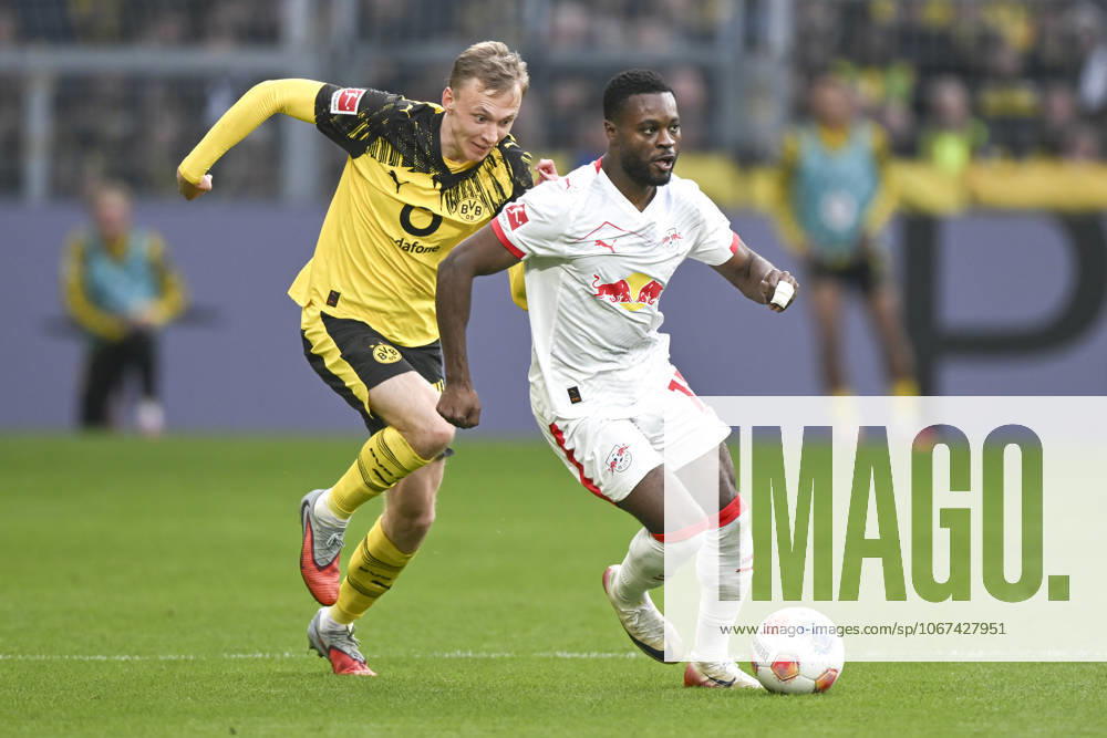 V. li. im Zweikampf Maximilian Beier (Dortmund 14) Ridle Baku (Leipzig 17) 04.10.2025 Fussball Borussia Dortmund vs RB Leipzig, Signal Iduna Park, Dortmund, DFB DFL REGULATIONS PROHIBIT ANY USE OF PHOTOGRAPHS AS IMAGE SEQUENCES AND OR QUASI-VIDEO
