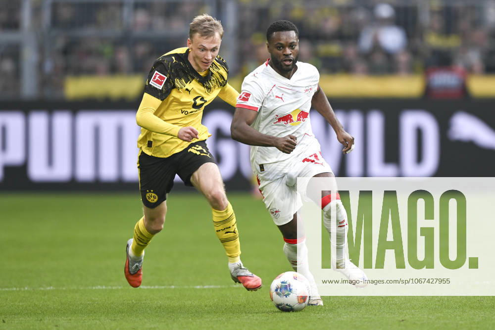 V. li. im Zweikampf Maximilian Beier (Dortmund 14) Ridle Baku (Leipzig 17) 04.10.2025 Fussball Borussia Dortmund vs RB Leipzig, Signal Iduna Park, Dortmund, DFB DFL REGULATIONS PROHIBIT ANY USE OF PHOTOGRAPHS AS IMAGE SEQUENCES AND OR QUASI-VIDEO