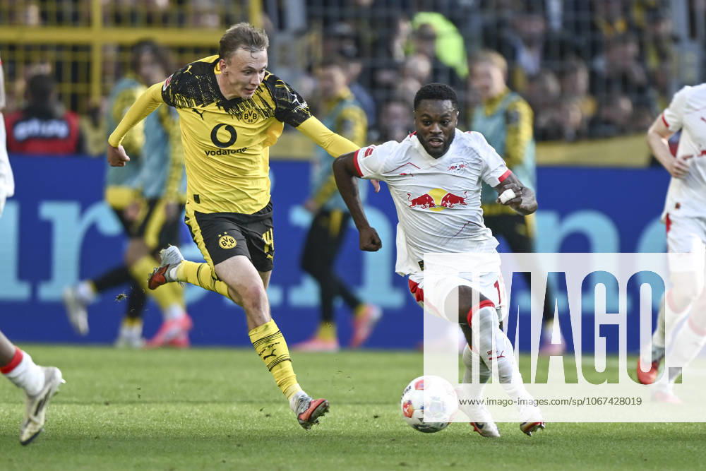 V. li. im Zweikampf Maximilian Beier (Dortmund 14) Ridle Baku (Leipzig 17) 04.10.2025 Fussball Borussia Dortmund vs RB Leipzig, Signal Iduna Park, Dortmund, DFB DFL REGULATIONS PROHIBIT ANY USE OF PHOTOGRAPHS AS IMAGE SEQUENCES AND OR QUASI-VIDEO