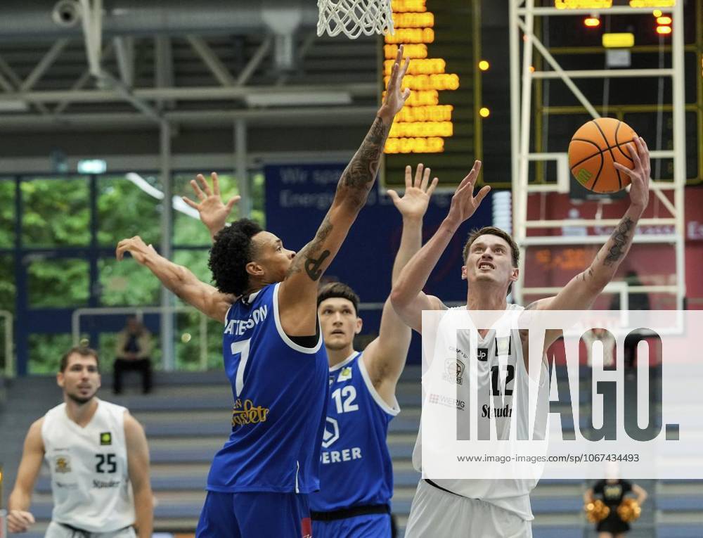 Niclas Jonathan Sperber von den ETB Miners im Spiel gegen Zyon Ezekiel Patterson von den EN BASKETS Schwelm am 27.09. 2025. Das Spiel endete 68:65 in der Sporthalle Am Hallo, Ernestinenstraße 57. Michael Gohl FUNKE Foto Services Deutschland Nordrhein-Westfalen Essen
