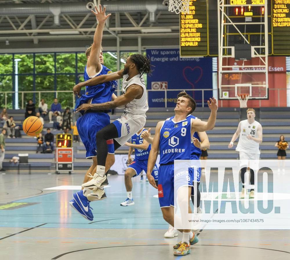 Quashawn Tyrese Lane von den ETB Miners im Spiel gegen Fabian Reichstadt von den EN BASKETS Schwelm am 27.09. 2025. Das Spiel endete 68:65 in der Sporthalle Am Hallo, Ernestinenstraße 57. Michael Gohl FUNKE Foto Services Deutschland Nordrhein-Westfalen Essen