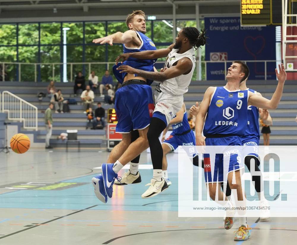 Quashawn Tyrese Lane von den ETB Miners im Spiel gegen Fabian Reichstadt von den EN BASKETS Schwelm am 27.09. 2025. Das Spiel endete 68:65 in der Sporthalle Am Hallo, Ernestinenstraße 57. Michael Gohl FUNKE Foto Services Deutschland Nordrhein-Westfalen Essen