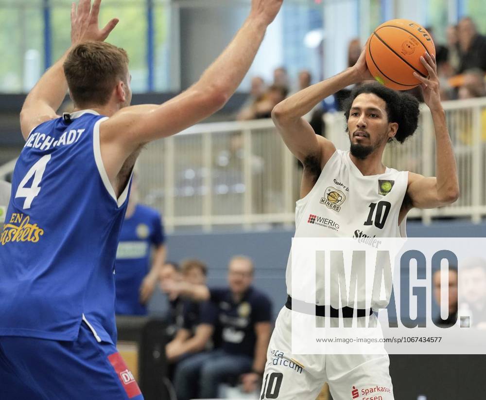 Mychael Paulo von den ETB Miners im Spiel gegen Fabian Reichstadt von den EN BASKETS Schwelm am 27.09. 2025. Das Spiel endete 68:65 in der Sporthalle Am Hallo, Ernestinenstraße 57. Michael Gohl FUNKE Foto Services Deutschland Nordrhein-Westfalen Essen