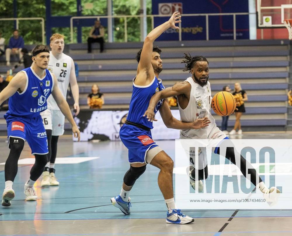 Quashawn Tyrese Lane von den ETB Miners im Spiel gegen Marc Klesper von den EN BASKETS Schwelm am 27.09. 2025. Das Spiel endete 68:65 in der Sporthalle Am Hallo, Ernestinenstraße 57. Michael Gohl FUNKE Foto Services Deutschland Nordrhein-Westfalen Essen