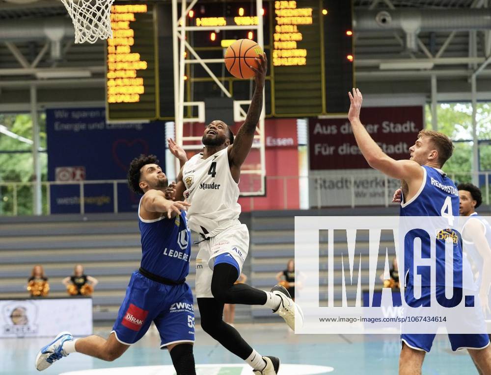 Quashawn Tyrese Lane von den ETB Miners im Spiel gegen Marc Klesper von den EN BASKETS Schwelm am 27.09. 2025. Das Spiel endete 68:65 in der Sporthalle Am Hallo, Ernestinenstraße 57. Michael Gohl FUNKE Foto Services Deutschland Nordrhein-Westfalen Essen