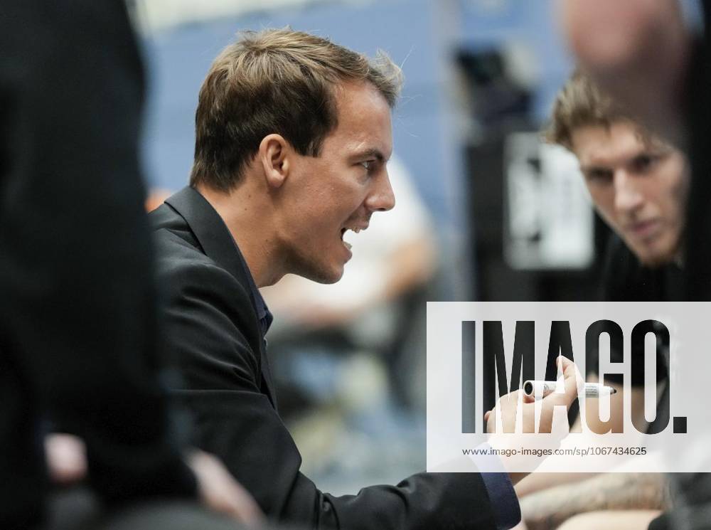 Trainer Lars Wendt von den ETB Miners im Spiel gegen die EN BASKETS Schwelm am 27.09. 2025. Das Spiel endete 68:65 in der Sporthalle Am Hallo, Ernestinenstraße 57. Michael Gohl FUNKE Foto Services Deutschland Nordrhein-Westfalen Essen