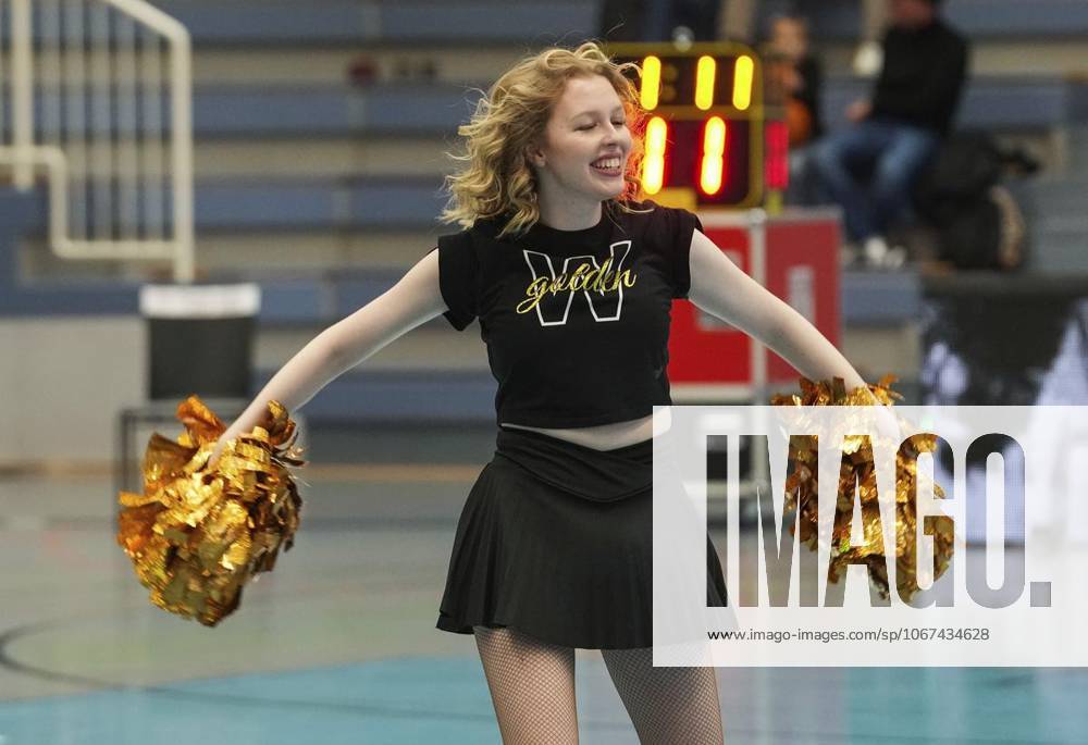 Die Golden Warriors Cheerleader bei Spiel ETB Miners gegen die EN BASKETS Schwelm am 27.09. 2025. Das Spiel endete 68:65 in der Sporthalle Am Hallo, Ernestinenstraße 57. Michael Gohl FUNKE Foto Services Deutschland Nordrhein-Westfalen Essen