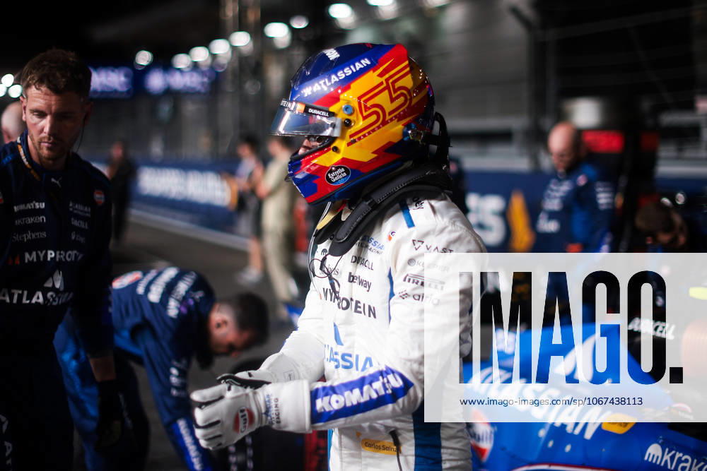 F1 - SINGAPORE GRAND PRIX 2025 SAINZ Carlos (spa), Williams Racing FW47, portrait during the 2025 Formula 1 Singapore Grand Prix, 18th round of the 2025 FIA Formula One World Championship, WM, Weltmeisterschaft from October 3 to 5, 2025 on the Marina Bay Street Circuit, in Singapore - SingaporeSingapore