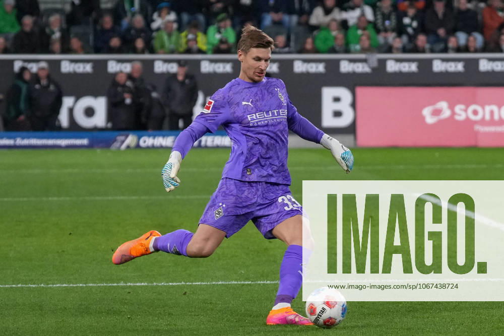 Moritz Nicolas (Borussia Mönchengladbach, 33) am Ball , Deutschland, Fussball, 1. Bundesliga, 6.Spieltag, 2025 2026, Borussia Mönchengladbach vs. SC Freiburg, 05.10.2025, BORUSSIA-PARK, Mönchengladbach, Deutschland DFL REGULATIONS PROHIBIT ANY USE OF PHOTOGRAPHS AS IMAGE SEQUENCES AND OR QUASI-VIDEO. Mönchengladbach BORUSSIA-PARK Nordrhein-Westfalen Deutschland