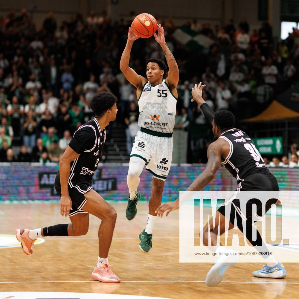 Eli Brooks (Gladiators Trier) im Zweikampf mit Ibrahim Watson (BMA365 Bamberg Baskets) und Ejofor Onu (BMA365 Bamberg Baskets), Vet Concept Gladiators Trier vs BMA365 Bamberg Baskets, Basketball, easyCredit BBL, 3. Spieltag, Saison 2025 2026, 05.10.2025 Vet Concept Gladiators Trier vs BMA365 Bamberg Baskets, Basketball, easyCredit BBL, 3. Spieltag, Saison 2025 2026