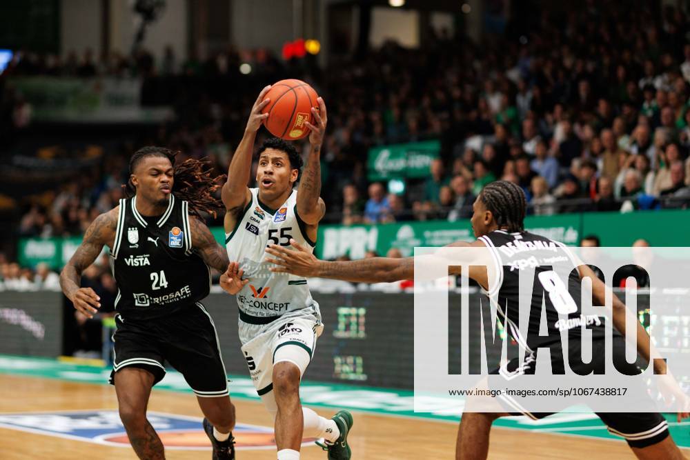 Eli Brooks (Gladiators Trier) im Zweikampf mit Cobe Williams (BMA365 Bamberg Baskets) und Demarcus Marquette Demonia (BMA365 Bamberg Baskets), Vet Concept Gladiators Trier vs BMA365 Bamberg Baskets, Basketball, easyCredit BBL, 3. Spieltag, Saison 2025 2026, 05.10.2025 Vet Concept Gladiators Trier vs BMA365 Bamberg Baskets, Basketball, easyCredit BBL, 3. Spieltag, Saison 2025 2026