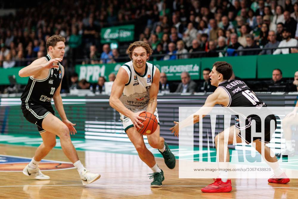 Marco Hollersbacher (Gladiators Trier) im Zweikampf mit Patrick Heckmann (BMA365 Bamberg Baskets) und Adrian Petkovic (BMA365 Bamberg Baskets), Vet Concept Gladiators Trier vs BMA365 Bamberg Baskets, Basketball, easyCredit BBL, 3. Spieltag, Saison 2025 2026, 05.10.2025 Vet Concept Gladiators Trier vs BMA365 Bamberg Baskets, Basketball, easyCredit BBL, 3. Spieltag, Saison 2025 2026