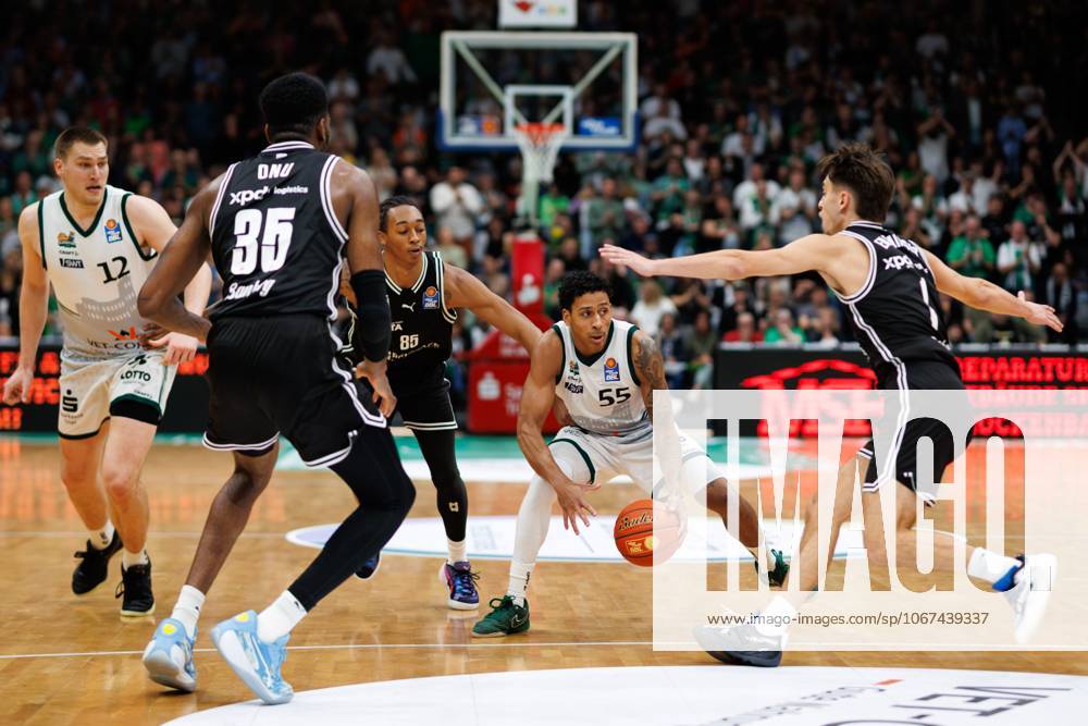Eli Brooks (Gladiators Trier) im Zweikampf mit Ejofor Onu (BMA365 Bamberg Baskets), Austin Matthew Crowley (BMA365 Bamberg Baskets) und Zachary Ensinger (BMA365 Bamberg Baskets), Vet Concept Gladiators Trier vs BMA365 Bamberg Baskets, Basketball, easyCredit BBL, 3. Spieltag, Saison 2025 2026, 05.10.2025 Vet Concept Gladiators Trier vs BMA365 Bamberg Baskets, Basketball, easyCredit BBL, 3. Spieltag, Saison 2025 2026