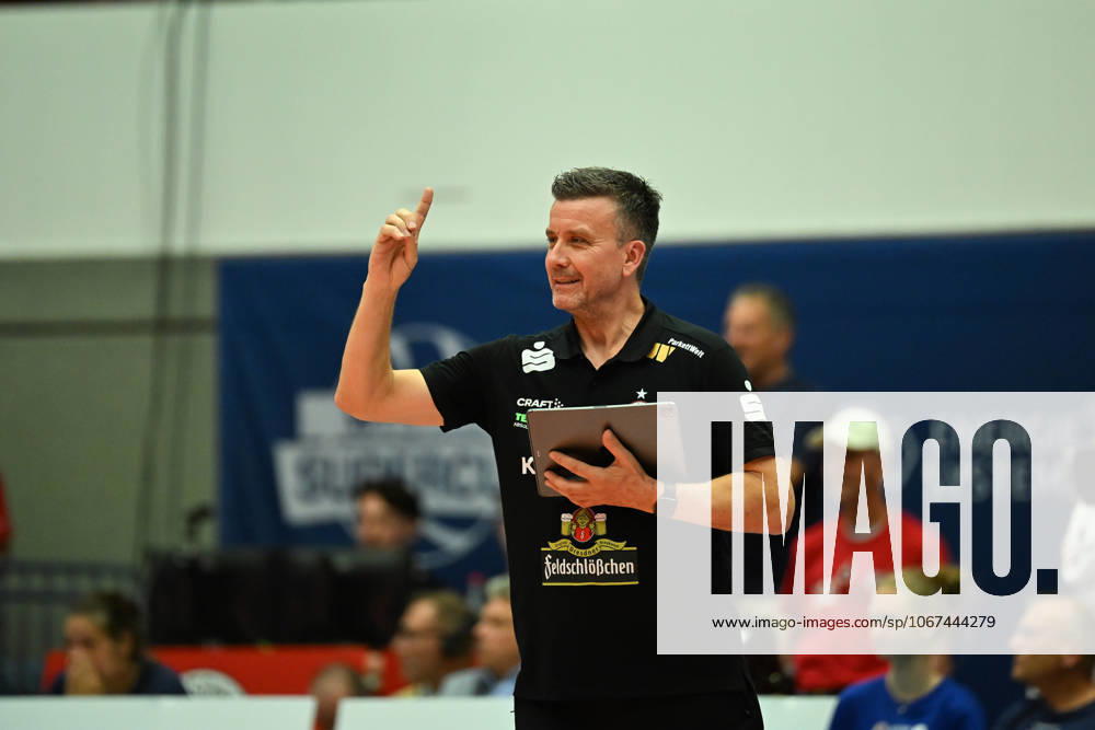 Alexander Waibl (Cheftrainer Dresdner SC) Dresdner SC vs. SSC Palmberg Schwerin, WT Energiesysteme Supercup, Volleyball Bundesliga Damen, Spielzeit 2025 2026, 04.10.2025 Dresdner SC vs. SSC Palmberg Schwerin, WT Energiesysteme Supercup, Volleyball Bundesliga Damen, Spielzeit 2025 2026, 04.10.2025 Dresden