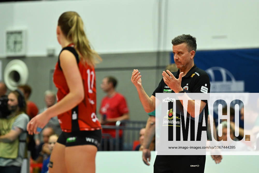 Alexander Waibl (Cheftrainer Dresdner SC) Dresdner SC vs. SSC Palmberg Schwerin, WT Energiesysteme Supercup, Volleyball Bundesliga Damen, Spielzeit 2025 2026, 04.10.2025 Dresdner SC vs. SSC Palmberg Schwerin, WT Energiesysteme Supercup, Volleyball Bundesliga Damen, Spielzeit 2025 2026, 04.10.2025 Dresden