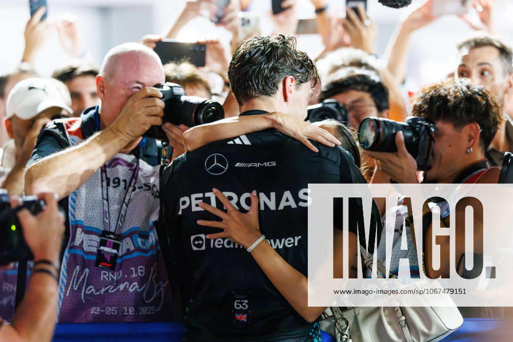 George Russell of Great Britain and the Mercedes-AMG PETRONAS Formula One Team celebrates with his partner Carmen Montero Mundt after winning the Grand Prix of Singapore at the Marina Bay Street Circuit. Singapore Singapore - ZUMAs197 20251005_aaa_s197_564