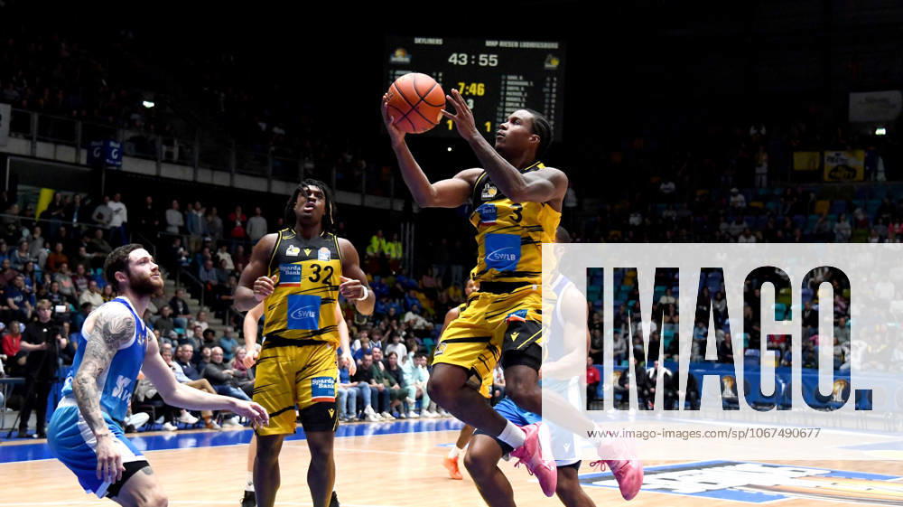Basketball easyCredit BBL Bundesliga, Frankfurt Skyliners - MHP Riesen Ludwigsburg v.l. Stefan Smith (MHP RIESEN Ludwigsburg) Sprung, Wurf, Duell, Zweikampf,Logan Johnson (Fraport Skyliners Frankfurt) Frankfurt am Main