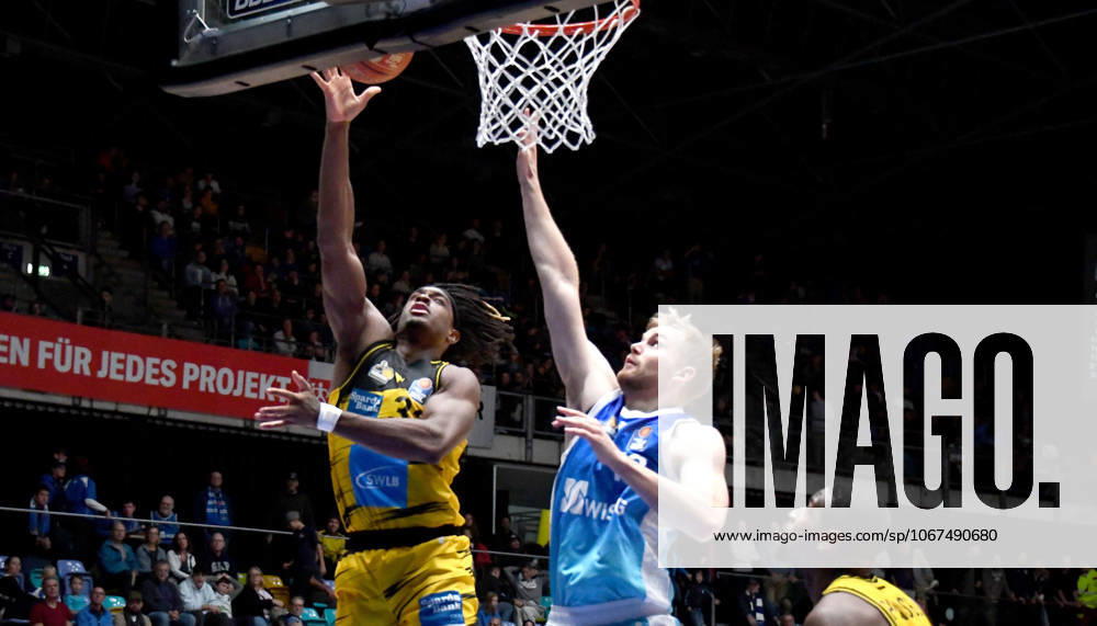 Basketball easyCredit BBL Bundesliga, Frankfurt Skyliners - MHP Riesen Ludwigsburg v.l. Till Pape (Fraport Skyliners Frankfurt), Stefan Smith (MHP RIESEN Ludwigsburg), Duell, Zweikampf, Sprung, Wurf Frankfurt am Main