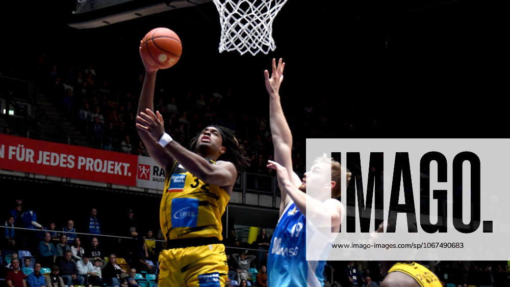 Basketball easyCredit BBL Bundesliga, Frankfurt Skyliners - MHP Riesen Ludwigsburg v.l. Till Pape (Fraport Skyliners Frankfurt), Stefan Smith (MHP RIESEN Ludwigsburg), Duell, Zweikampf, Sprung, Wurf Frankfurt am Main