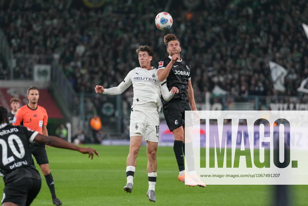 Philipp Sander (Borussia Mönchengladbach, 16) im Zweikampf mit Lucas Höler Lucas Hoeler (SC Freiburg, 09), Kopfball , Deutschland, Fussball, 1. Bundesliga, 6.Spieltag, 2025 2026, Borussia Mönchengladbach vs. SC Freiburg, 05.10.2025, BORUSSIA-PARK, Mönchengladbach, Deutschland DFL REGULATIONS PROHIBIT ANY USE OF PHOTOGRAPHS AS IMAGE SEQUENCES AND OR QUASI-VIDEO. Mönchengladbach BORUSSIA-PARK Nordrhein-Westfalen Deutschland